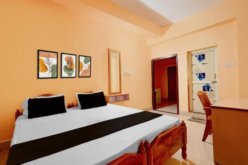 a bedroom with a large bed in a room at Hotel O Snow White in Bhadrak