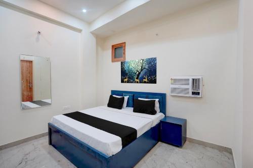 a bedroom with a blue and white bed in a room at Hotel O Sapphire Grand in Lucknow