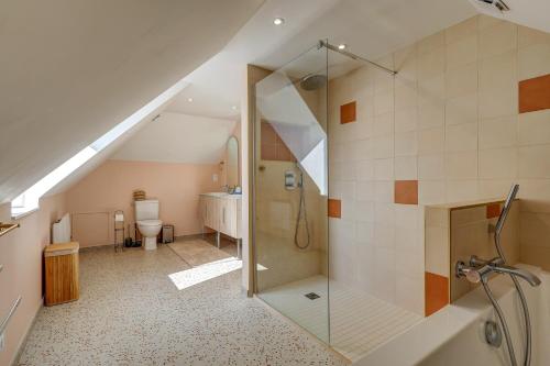 a bathroom with a shower and a toilet at La Maison des Prés - Maison bourgeoise de 1890 in Montceau-les-Mines