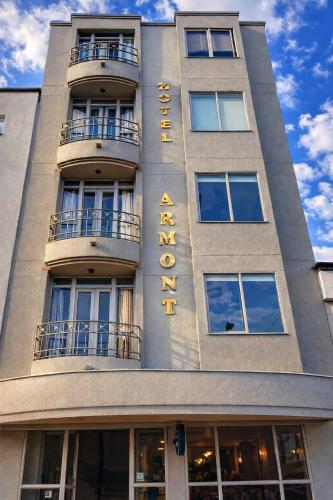 ein Gebäude mit einem Hotelschild an der Seite in der Unterkunft Hotel Armont Calarca in Calarcá