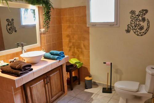 a bathroom with a sink and a toilet at Keur Noel in Ngaparou