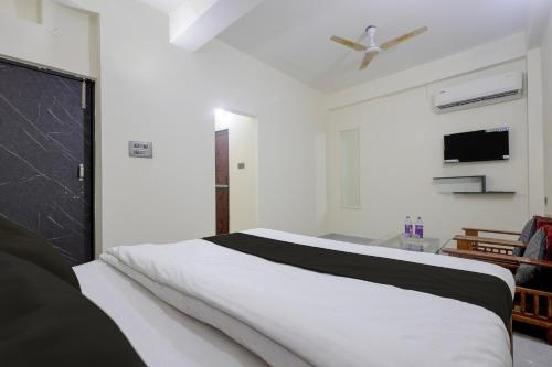 a bedroom with a bed with a black and white blanket at Hotel O VIP Inn in Bankipur