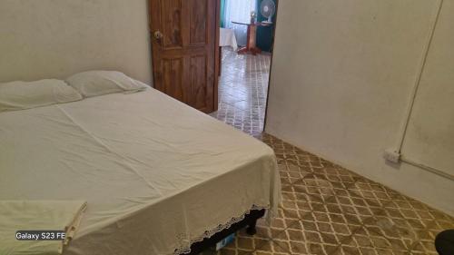 a bedroom with a bed in a room at Chemas alojamiento in Pochote
