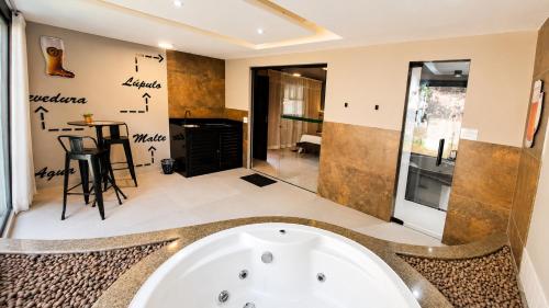 a bathroom with a bath tub in a room at Pousada Valle dos Pássaros in Penedo