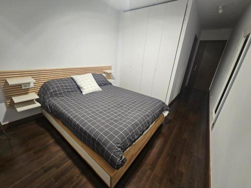 a small bedroom with a bed in a room at Villa Sojuela Green in Sojuela