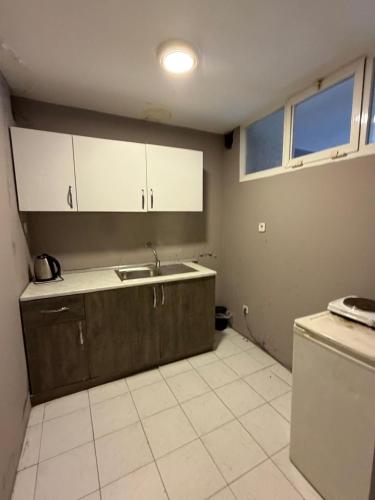 an empty kitchen with a sink and a counter at Pendik ar Marmaray Pet Friendly in Istanbul