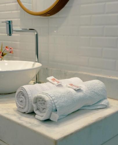 a bathroom with towels on a counter next to a sink at Regine's Hotel in Itaquatiara