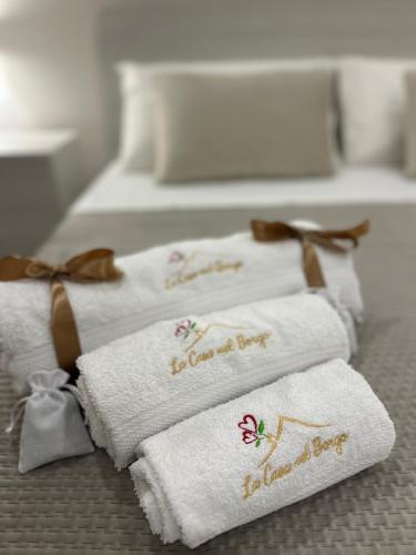 two towels on a bed in a hotel room at B&B La Casa Nel Borgo in Morano Calabro