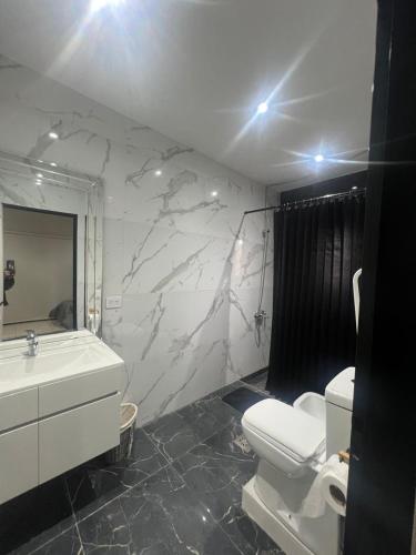 a bathroom with a toilet and a sink at Las Moras in Ezeiza