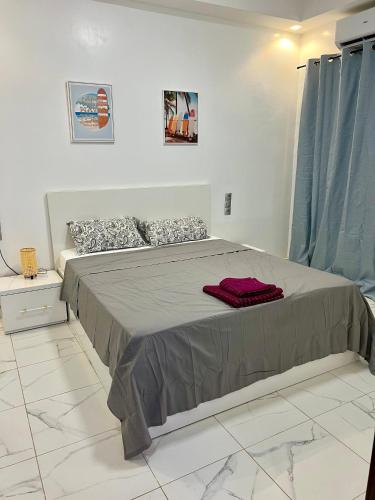 a bedroom with a large bed in a room at Résidence SG2 in Thiès
