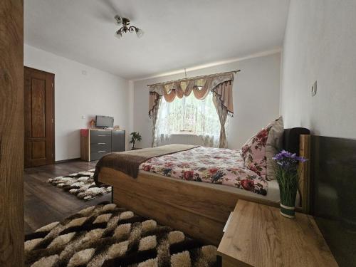 a bedroom with a bed and a window at casa TURNU RUIENI in Turnu Rueni