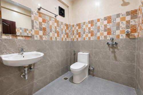 a bathroom with a toilet and a sink at Home Stay CampoDeVista in Calangute