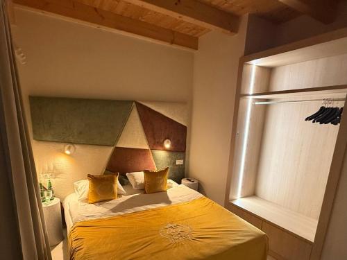 a bedroom with a bed with yellow sheets and a window at ENKLAWA IMPERIUM- DOM WAKACYJNY-APARTAMENTY NAD JEZIOREM- 20 km od TORUNIA-PLAŻA,JACUZZI 