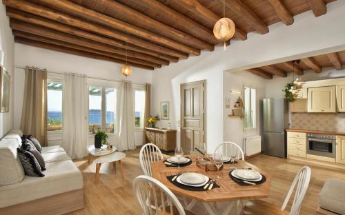 une cuisine et un salon avec une table et des chaises dans l'établissement Beachfront Pleasure, à Kypri