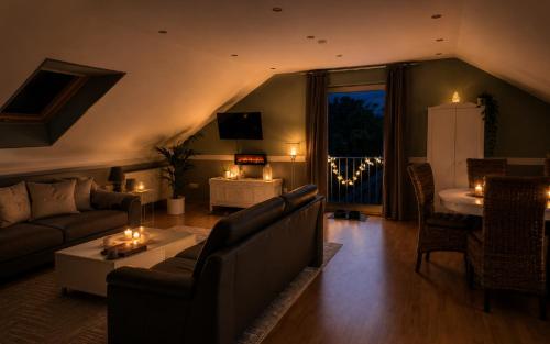 a living room with a couch and a table at Green Door Loft Stilvolles 160 m2 Apartment Balkon Gartenblick Workstation Hundefreundlich in Ibbenbüren
