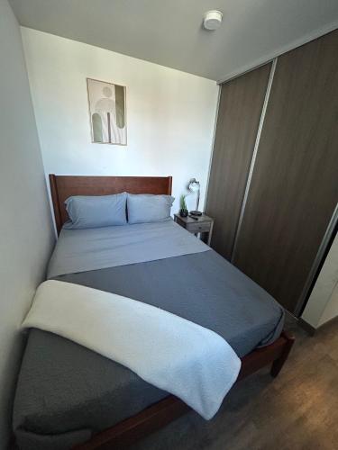 a bedroom with a large bed in a room at Nunciatura Centrico in San José