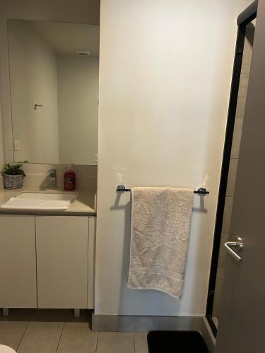 a bathroom with a sink and a towel on a towel rack at Nunciatura Centrico in San José