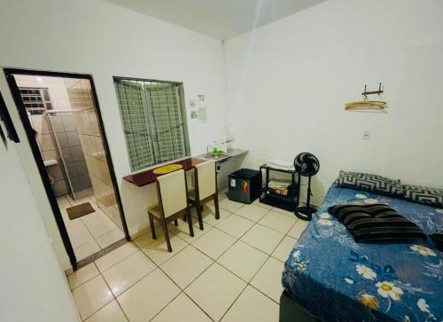 a bedroom with a shower and a bed and a bathroom at Kitnet Unip Mandic in Campinas