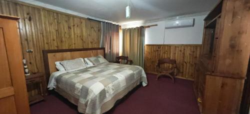 a bedroom with a bed and two chairs in it at Alojamiento Casa Guadalupe in San Felipe