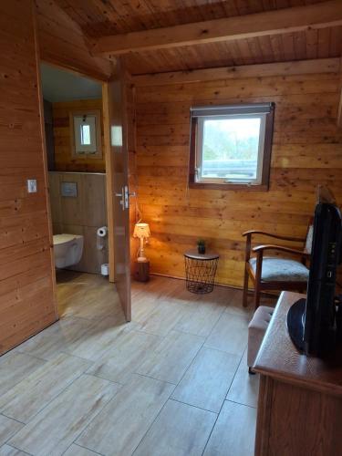 a room with a bathroom with a toilet and a window at Blokhut Bron van Rust in Opende
