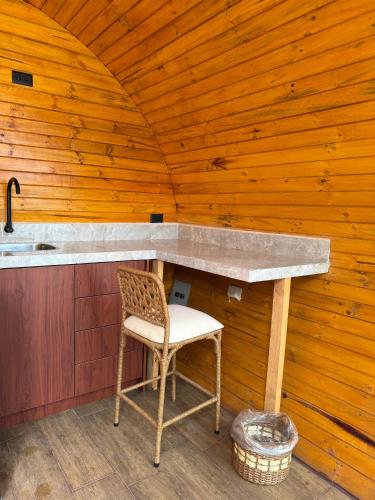 a counter in a room with a chair and a sink at Helite Arena y Mar in Puerto Cayo