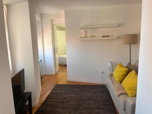 One-bedroom apartment overlooking Castelo de São Jorge