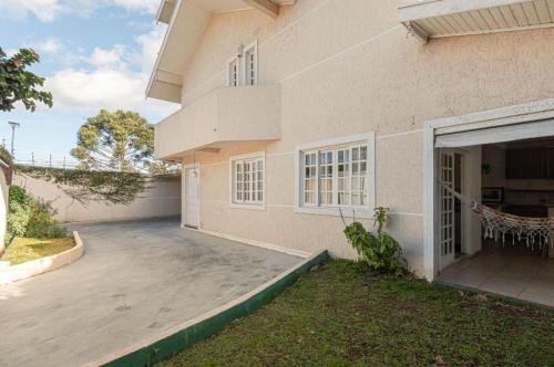 a house with a large driveway in front of it at Pavilhão Egípcio in Curitiba