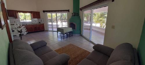 a living room with a couch and a fireplace at Cabana acogedora rodeada de naturaleza in San Bruno