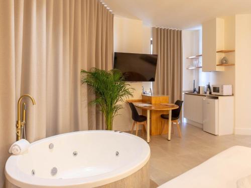 Double Market Apartment with Jacuzzi