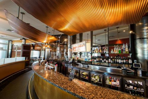 Nightcap at Watermark Glenelgにあるラウンジまたはバー