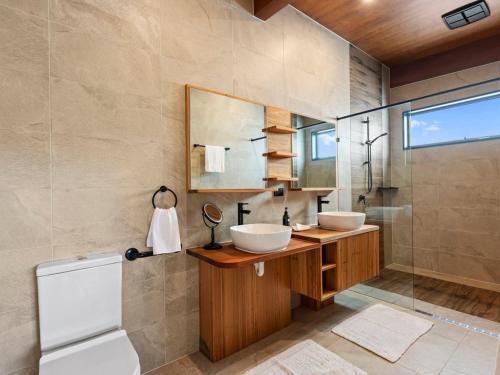 a bathroom with two sinks and a shower at Ridge Way Views in Mansfield