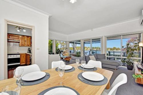 a dining room with a table and chairs at Lakehouse on Alexander in Arcadia