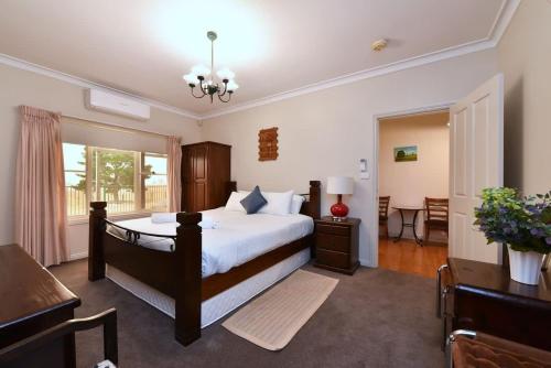 a bedroom with a bed and a desk and a window at King 2 - close proximity to Bimbadgen and Hope Estate concerts in Pokolbin