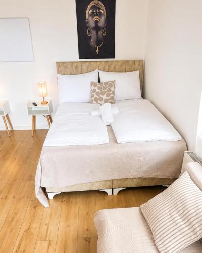 Comfortable 7BR Apartment with Garden Access