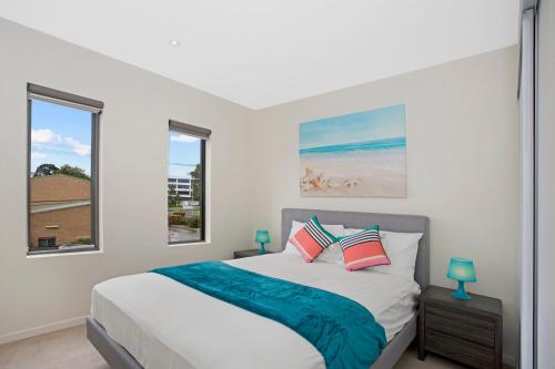 Säng eller sängar i ett rum på Astra Apartments Glen Waverley @ViQi