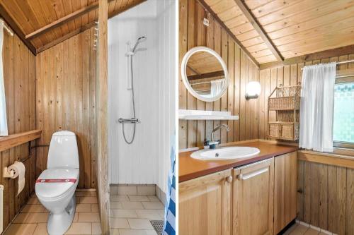 a bathroom with a toilet and a sink at R971-Rodvig-Stuven-65 in Rødvig