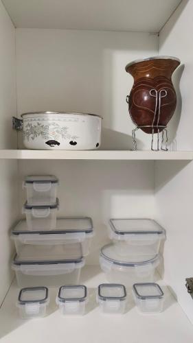 a shelf with a pot and a bowl on it at Propriedade Mendes&Souza - Pinhais in Pinhais