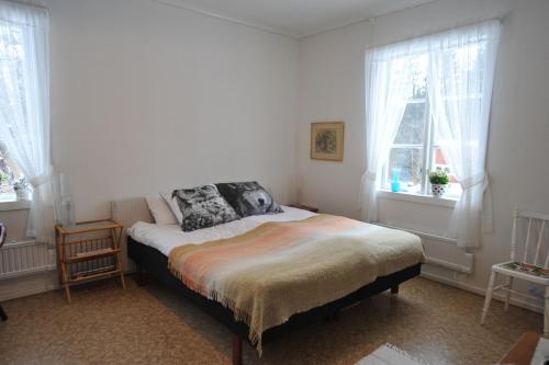 アスケルスンドにあるLjungås Gamla Skolaのベッドルーム1室(ベッド1台、窓2つ付)