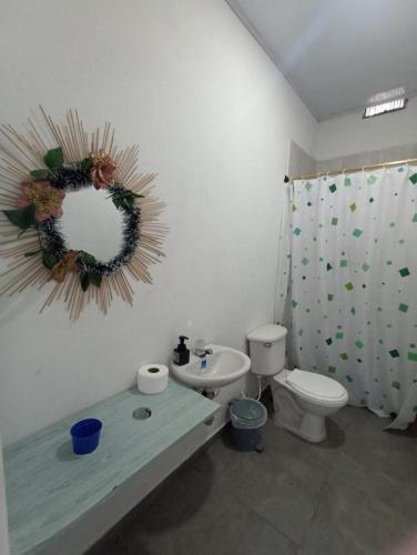 a bathroom with a toilet and a sink at Maná Quinta Campestre in Carmen de Apicalá
