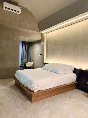 a bedroom with a large white bed in a room at Angela Stay in Pattaya