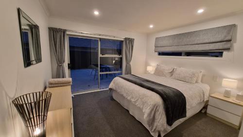 a bedroom with a large bed and a window at Huntington Hideaway in Hamilton