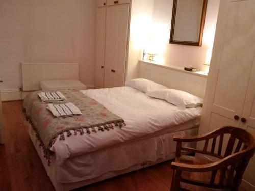 a bedroom with a bed with a blanket on it at Luxury Holland Park, sleeps 2, Free S'fast WiFi in London