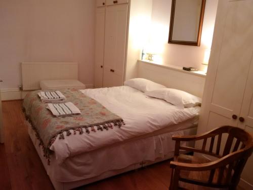 a bedroom with a bed with a blanket on it at Exceptional guest rated 1 bedroom Kensington apartment with Super Wifi in London