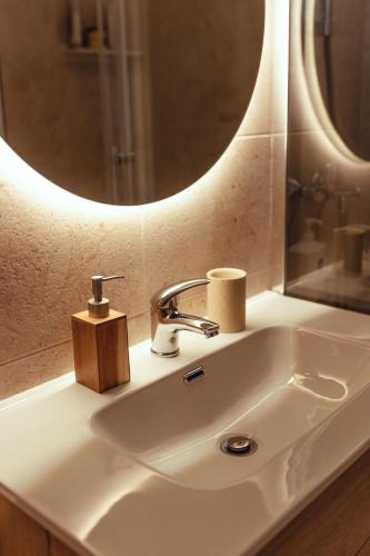 a bathroom sink with a large mirror above it at Alma de Mar in Finestrat