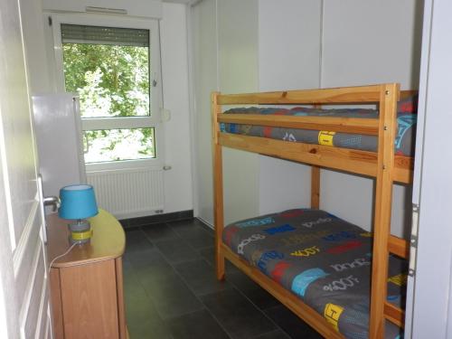 une chambre avec deux lits superposés et une fenêtre dans l'établissement Villa Verdi, à Ostheim