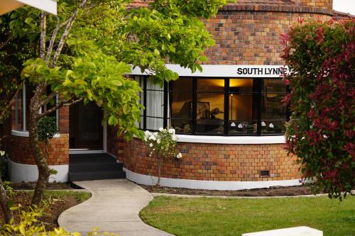 un edificio de ladrillo con un cartel que dice vida sureña en Southlynne, en Launceston