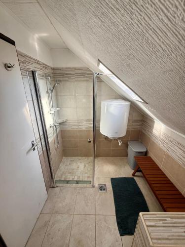 a small bathroom with a shower and a toilet at Balatonfölvári nyaraló in Balatonföldvár