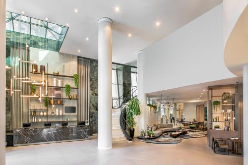 a lobby of a building with a column at Meliá Jardim Europa in São Paulo