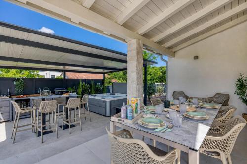 Villa Aria with heated Pool and Whirlpool - Happy Rentals