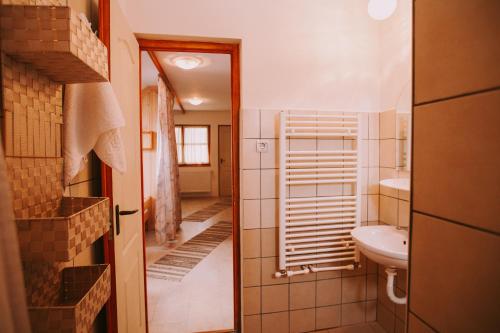 A bathroom at Bosnyák Panzió